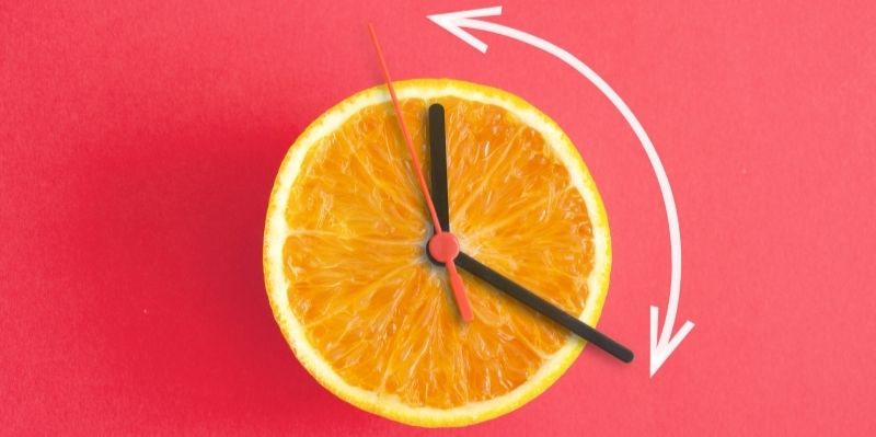 Orange avec une horloge.